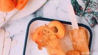 Siapa bisa menemukan sosok kucing lucu diantara es loli buah peach ini? Foto: instagram @cats_in_food