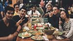 Gaya Keren Ricky Harun Saat Sedang Ngopi dan Dinner Romantis Bersama Istri