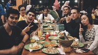 Menu seafood dan aneka masakan sedap, merupakan pilihan yang pas bagi Ricky saat makan malam bersama teman dan kerabat terdekat. Foto: Instagram @rickyharun