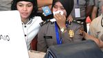 Foto: Detik-detik Mengharukan Polwan Ijab Kabul Lewat Video Call