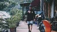 Ditemani es kopi kesukaannya, Ricky terlihat keren ketika tengah bersantai menyusuri kota. Foto: Instagram @rickyharun
