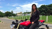 Caroline tampak seksi dengan Triumph Street Triple. Foto: Instagram/carollclarke