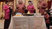 Di hari ulang tahun sang mertua yang ke-64, terlihat Aliya, suami dan anak-anaknya turut mendoakan nenek. Foto: Instagram @ruby_26