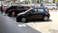 Kemudian, mobil Troyke menabrak seorang wanita yang sedang duduk di atas motornya yang terparkir di depan ruko (Foto: Isal Mawardi/detikcom)
