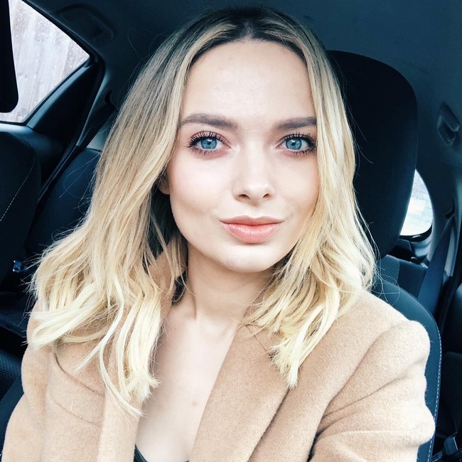 Untuk keseluruhan wajah, Em menggunakan foundation yang tipis agar hasilnya tetap terlihat natural.  Foto: Dok. Instagram/Em Ford