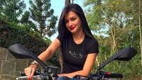 Caroline terlihat sering menggunakan moge Inggris. Foto: Instagram/carollclarke