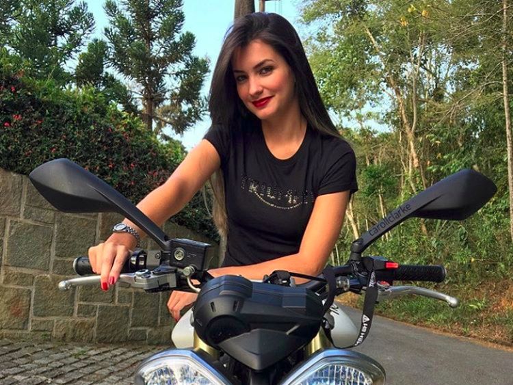 Cewek Brazil yang Doyan Naik Moge