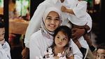 Gaya Keren Ricky Harun Saat Sedang Ngopi dan Dinner Romantis Bersama Istri