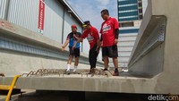 Budi meninju peralatan-peralatan untuk pembangunan LRT Jabodebek. Dia mengecek salah satu alat produksi cetak u shape girder untuk lintasan LRT.