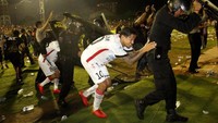 Petugas keamanan mengamankan sejumlah pemain Bali United saat terjadi kericuhan pada laga lanjutan Liga I Gojek Traveloka di Stadion Andi Mattalatta Mattoanging, Makassar, Sulawesi Selatan, Senin (6/11) malam. Pada laga tersebut PSM Makassar dikalahkan oleh tamung Bali United dengan skor 0-1. Dok. APFI.