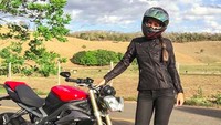 Motor yang kerap menemaninya adalah Triumph Street Triple. Foto: Instagram/carollclarke
