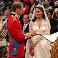 Pernikahan mereka yang menyita perhatian dunia berlangsung pada 29 April 2011 di London, Inggris. Senyuman menghiasi wajah Kate saat pria pujaan hatinya mengucapkan janji sehidup semati di hadapan pendeta. Foto: Ist.