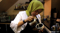 'Black Latte' yang Unik Kini Bisa Dinikmati Hangat di Maros