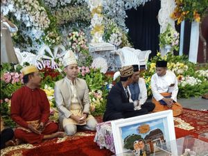Foto: Akad Nikah yang Hanya Disaksikan Briptu Nova Via Video Call