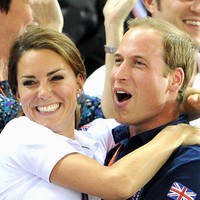 Kate Middleton dan Pangeran William berpelukan dalam kegirangan setelah pesepeda Inggris memenangkan medali emas di Olimpiade 2012. Foto: Ist.