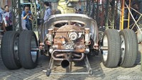 Di kesempatan tersebut salah satu motor mengeluarkan api dari knalpotnya. Foto: Ruly Kurniawan