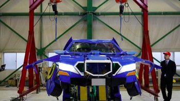Sebagaimana robot-robot di film Transformers seperti Optimus Prime dan Bumblebee, kreasi Ishida ini juga awalnya berwujud mobil. Foto: J-deite RIDE, Robot Transformers buatan Jepang (Reuters)