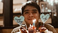 Ricky Chilanady Pratama Harun, atau dikenal sebagai Ricky Harun merupakan aktor, pesinetron, sekaligus pembawa acara asal Indonesia yang wajahnya sudah familiar. Melalui akun Instagramnya ia kerap membagikan momen manisnya ketika makan bersama keluarga. Foto: Instagram @rickyharun