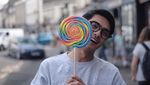 Gaya Keren Ricky Harun Saat Sedang Ngopi dan Dinner Romantis Bersama Istri