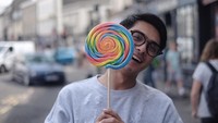Saat liburan ke kota London, Ricky sempat membeli permen lolipop besar dengan warna-warni cerah. Ukuran lolipopnya besar sekali, ya? Foto: Instagram @rickyharun