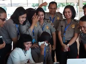 Foto: Detik-detik Mengharukan Polwan Ijab Kabul Lewat Video Call