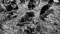 Pasien penyakit jiwa berkumpul untuk makan siang di Yayasan Al Fajar Berseri, di Bekasi, Jawa Barat, Indonesia, pada tanggal 31 Oktober 2017. Mereka berhak makan tiga kali sehari. Beras bersama dengan lauk pauk dan sayuran. Dok. APFI.