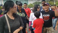 Gelang yang dipakai oleh Susi Ferawati saat CFD pada Minggu (29/4) lalu ramai dibahas di media sosial dengan sebutan gelang kode. Gelang yang dipakai Fera juga dibandingkan dengan gelang orang-orang lain di CFD. (Foto: Screenshot video viral)