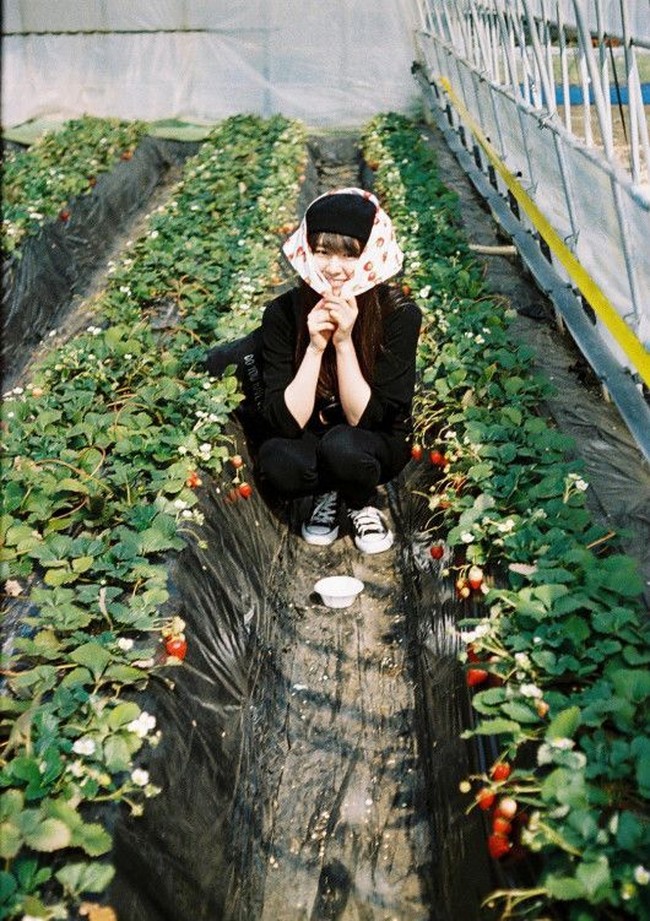 Erika Karata sehari-harinya bekerja di sebuah tempat wisata peternakan, di mana pengunjung bisa merasakan sehari jadi petani atau peternak. Foto: Dok. Instagram/@erika_karata