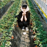 Erika Karata sehari-harinya bekerja di sebuah tempat wisata peternakan, di mana pengunjung bisa merasakan sehari jadi petani atau peternak. Foto: Dok. Instagram/@erika_karata