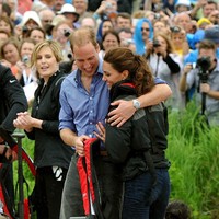 Walau peraturan Kerajaan melarang setiap anggota keluarga untuk memamerkan kemesraan mereka di publik, pasangan ini tak ragu untuk menunjukkan rasa sayangnnya satu sama lain. Foto: Ist.