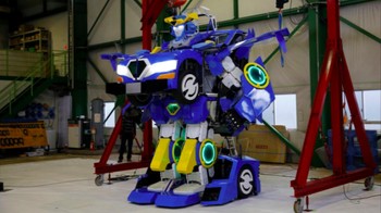 Secara perlahan-lahan, mobil ini pun bisa berubah wujud menjadi robot. Foto: J-deite RIDE, Robot Transformers buatan Jepang (Reuters)