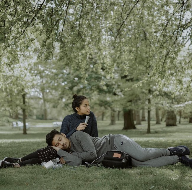 Tuan dan Nyonya Jerikho menikmati hari yang indah di taman St James, London. Foto: Dok. Instagram/Chicco Jerikho