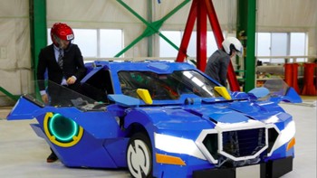 Jepang memang terkenal akan kecanggihannya dalam teknologi, tak ketinggalan dalam pembuatan robot. Foto: J-deite RIDE, Robot Transformers buatan Jepang (Reuters)