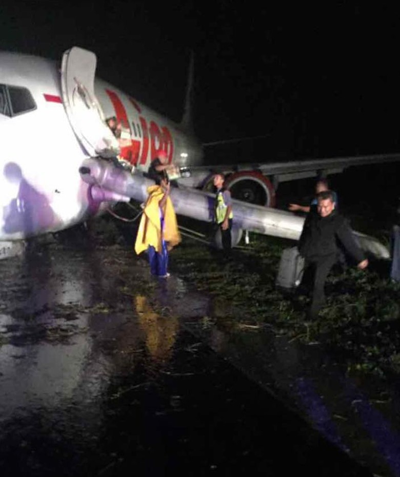 Lion Air yang Tergelincir di Gorontalo Bawa 174 Penumpang Lion Air yang Tergelincir di Gorontalo Bawa 174 Penumpang