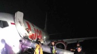 Pesawat Lion Air rute Makassar-Gorontalo tergelincir saat mendarat. Pesawat yang membawa 174 penumpang itu tergelincir saat kondisi bandara diguyur hujan. Semua penumpang dan kru selamat (Foto: Dok. Istimewa)