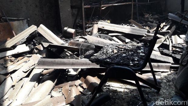 Kebakaran di gudang Masjid Al-Barkah, Bekasi, Senin (30/4/2018)