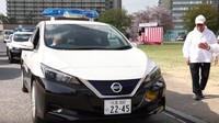 Nissan Leaf ini diberik kelir hitam dan putih serta pada bagian atap mobil tersemat lampu sirine. Foto: Screenshot Youtube Nissan Jepang