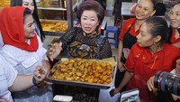 Udah pernah makan sambel bu rudy? Hari ini aku ketemu langsung dengan bu rudy yang cantik, asiiik dan menyenangkan, ujar Puti menyebut sosok ternama ini. Foto: Instagram puti_soekarno