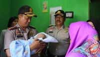 Foto: Bayi Aditya diselamatkan tim Satreskrim Polresta Depok. Polisi juga mengamankan 2 orang terduga pelaku penculikan.Fotografer: Istimewa