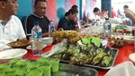 Mengintip Gaya  Menteri BUMN, Rini Soemarno Menikmati Makanan Nusantara