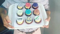 Di sela-sela pemotretan dan waktu syuting, Mario ternyata hobi menyantap manisnya cupcake. Foto: Instagram mario_mm38