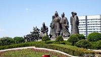 Di sini traveler bisa melihat 5 patung perunggu yang menggambarkan kisah hidup Genghis Khan. Patung ini dibuat oleh seniman bernama He E, untuk memperingati Hari Jadi ke-800 kelahiran Genghis Khan (Wahyu/detikTravel)