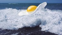 Wow, telur ceploknya sedang berselancar di laut. Ini merupakan foto laut yang digambar telur ceplok, lho. Foto: Instagram @brockdavis