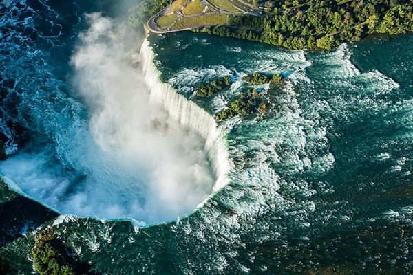 Tinggi air terjun Niagara adalah 51 meter, namun cukup luas dan aliran air yang deras (Niagara Falls State Park) Tinggi air terjun Niagara adalah 51 meter, namun cukup luas dan aliran air yang deras (Niagara Falls State Park)