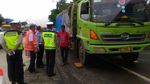 Truk-truk Obesitas yang Bikin Macet dan Rusak Jalan Tol