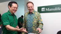 Dalam acara peresmian turut hadir Chief Distribution Officer Manulife Indonesia John Curtis didampingi Chief Agency Officer Manulife Indonesia Jeffrey Kie bersama segenap tenaga pemasar dan karyawan Manulife Indonesia. Foto: dok. Manulife