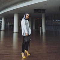 Saat semangat kerja turun, naikkan kembali mood Anda dengan berbusana stylish ke kantor. Berpenampilan cantik bisa meningkatkan kepercayaan diri saat bekerja. Foto: Instagram/JenaharaNasution