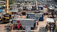 Pengerjaan proyek terus dikebut oleh sejumlah pekerja.