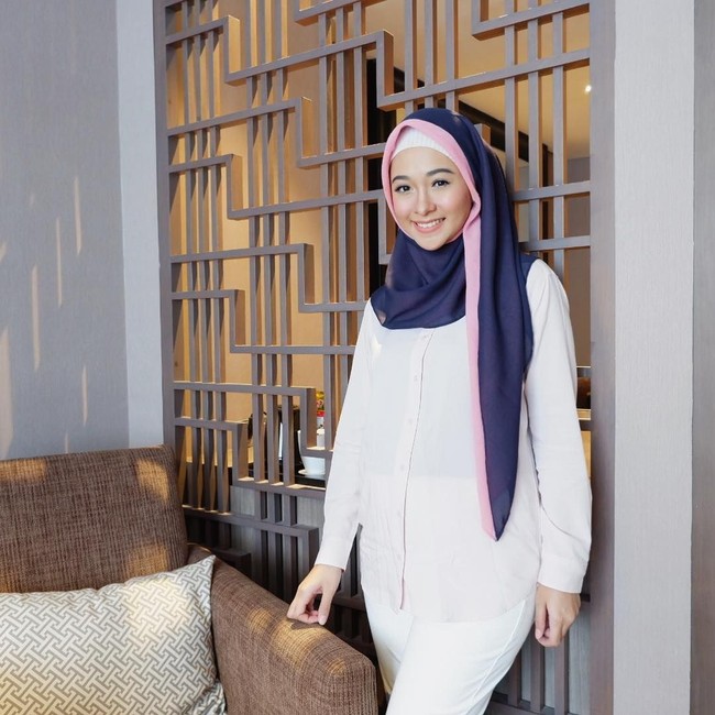 Di kesehariannya, ia juga sering tampil mengenakan kemeja longgar dan celana lurus. Pilihan tepat untuk ibu hamil yang ingin tampil kasual. Foto: Instagram/PoppyBungaRiphat