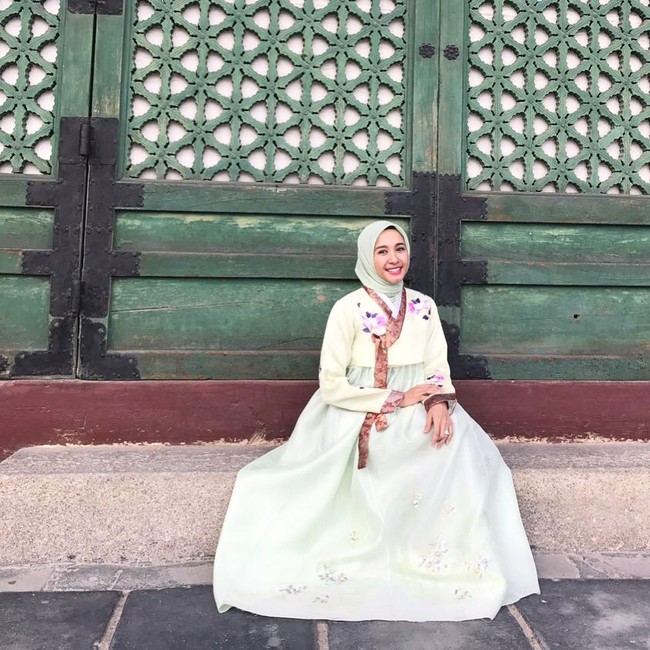 Laudya Cynthia Bella juga pernah berpose mengenakan hanbok dengan nuansa hijau muda. Ia pun memakai hijab segi empat polos berwarna senada. Bella, sapaan akrabnya, tampil bak putri kerajaan Dinasti Joseon. Foto: Instagram